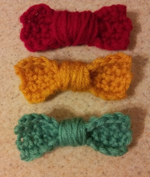http://www.favequilts.com/master_images/Crochet/crochet-hair-bows.jpg