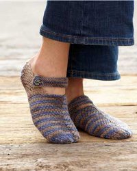 http://www.favequilts.com/master_images/FaveCrafts/Comfy-Knit-Mary-Jane%20Slippers--1--.jpg