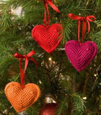 http://www.favequilts.com/master_images/FaveCrafts/Crochet-Heart-Ornaments--1--.jpg