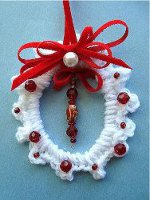 http://www.favequilts.com/master_images/FaveCrafts/Crochet-Wreath-Ornament--1--.jpg