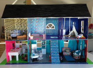 http://www.favequilts.com/master_images/FaveCrafts/Funky-DIY-Doll-House-from-Duct-Tape.jpg
