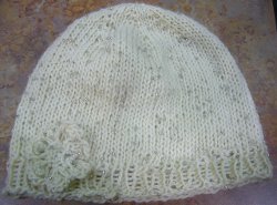 http://www.favequilts.com/master_images/FaveCrafts/Isis-Knit-Hat-and-Flower-Pattern.jpg