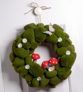 http://www.favequilts.com/master_images/FaveCraftsEBooks/national-craft-month-2014/Green-as-Spring-DIY-Wreath.jpg