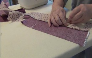 How to Sew Prairie Points Using Two Fabrics