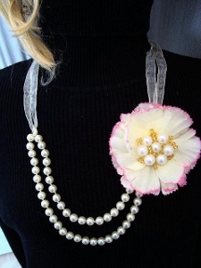 http://www.favequilts.com/master_images/Jewelry-Making/Dollar-Store-Flower-Necklace.jpg