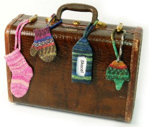 http://www.favequilts.com/master_images/Knitting/Knitted-Luggage-Tags.jpg